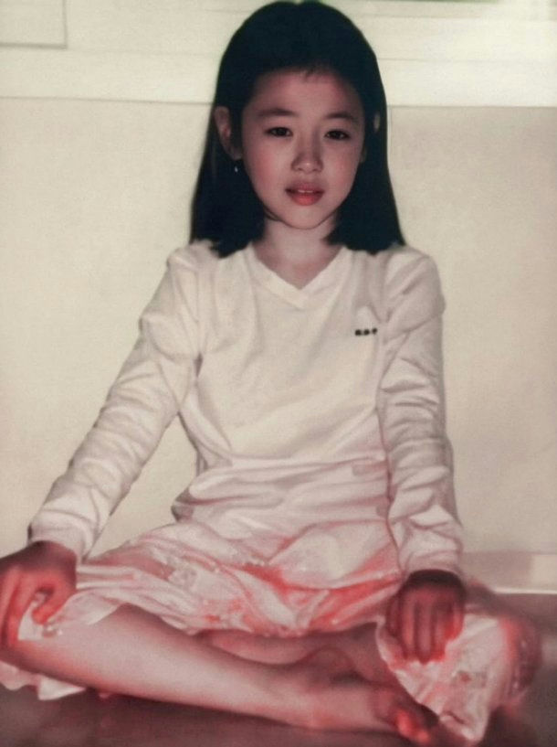 Sulli-ийн ах нийтлээгүй бичлэгийг нь дэлгэж, гэрэлт инээмсэглэл нь фенүүдийг уйлууллаа 2 Sulli-ийн ах нийтлээгүй бичлэгийг нь дэлгэж, гэрэлт инээмсэглэл нь фенүүдийг уйлууллаа