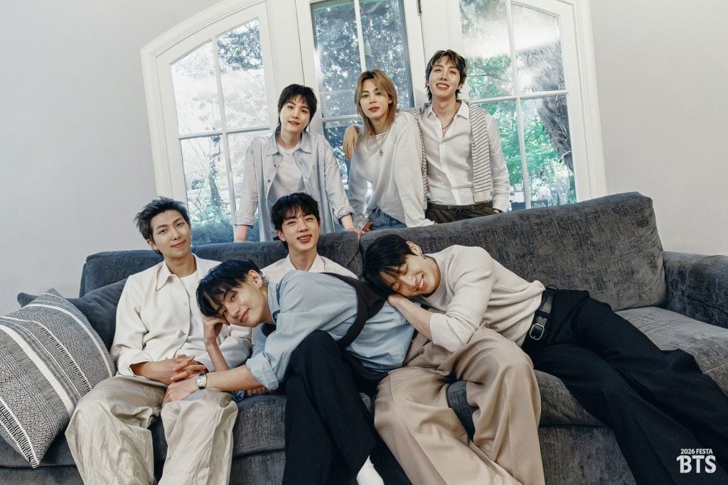 “BTS FESTA”: Бүх гишүүд цэргийн албанаас эргэн ирж, уламжлалт “гэр бүлийн хөрөг”-өө дэлгэлээ 3 BTS FESTA