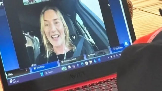 Кейт Уинслет кино үзэхийн тулд 225 км зам туулсан 14 настай хараагүй охинд гэнэтийн бэлэг барилаа 4 Кейт Уинслет хараагүй шүтэн бишрэгчдээ гэнэтийн бэлэг барив