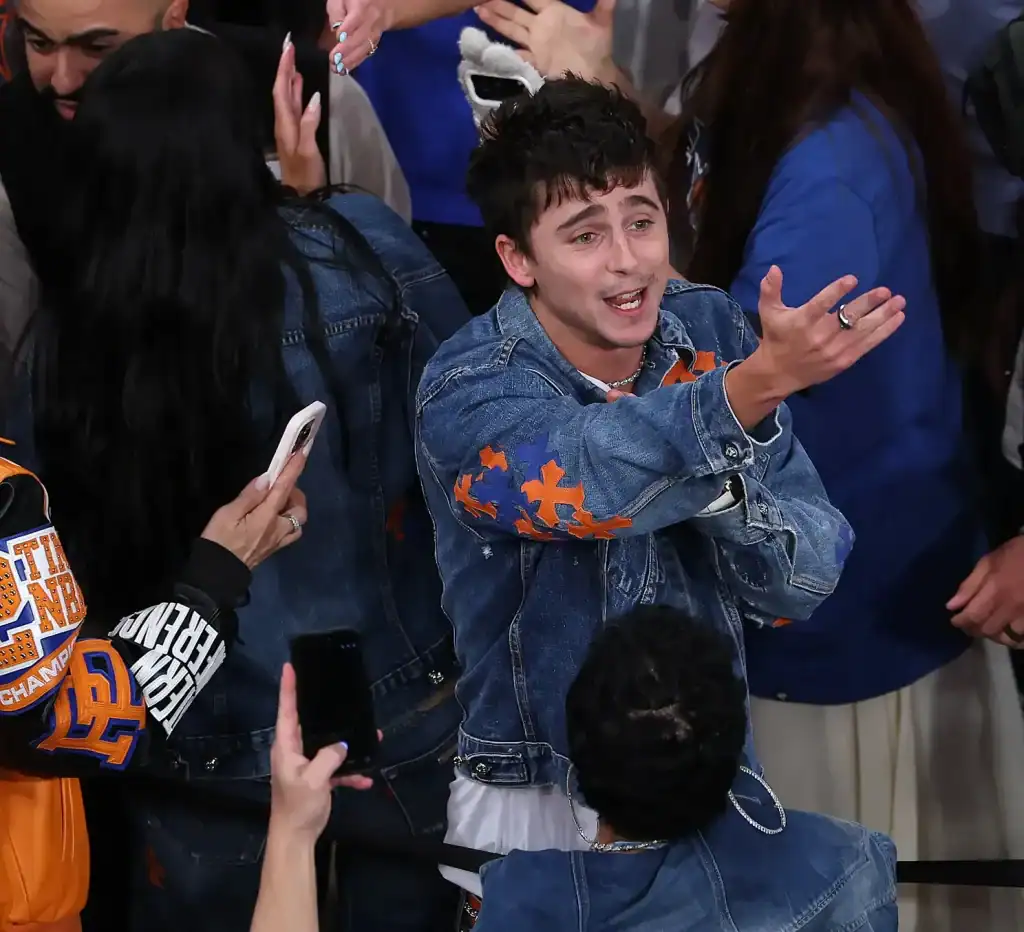 Kylie Jenner, Timothée Chalamet нар хос хувцсаар сагсан бөмбөгийн финалд ирж шуугиан тарив 2 Kylie Jenner, Timothée Chalamet нар хос хувцсаар сагсан бөмбөгийн финалд ирж шуугиан тарив