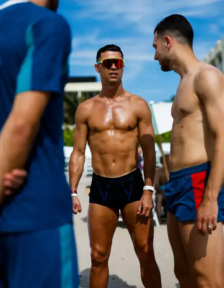 “Машин шиг”: Cristiano Ronaldo-ийн далайн эргийн зургууд цахим орчныг шуугиуллаа 2 “Машин шиг”: Cristiano Ronaldo-ийн далайн эргийн зургууд цахим орчныг шуугиуллаа