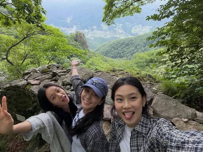 Hyeri, Jisoo, Jung Ho Yeon нарын “төгс аялал” цахим орчныг шуугиуллаа 2 Hyeri, Jisoo, Jung Ho Yeon нарын “төгс аялал” цахим орчныг шуугиуллаа