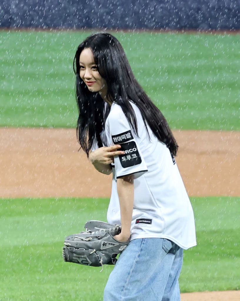 Hyeri, Hwang In Youp нарын бейсболын “болзоо” фэнүүдийг догдлуулав 2 Hyeri, Hwang In Youp нарын бейсболын “болзоо” фэнүүдийг догдлуулав