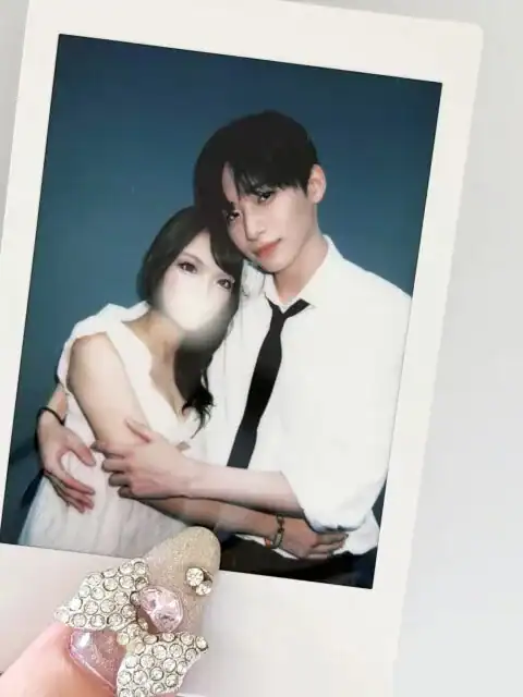 CRAVITY-ийн Jungmo фэнтэй тэвэрсэн Polaroid зургаас болж шүүмжлэлд өртөв 2 CRAVITY-ийн Jungmo фэнтэй тэвэрсэн Polaroid зургаас болж шүүмжлэлд өртөв