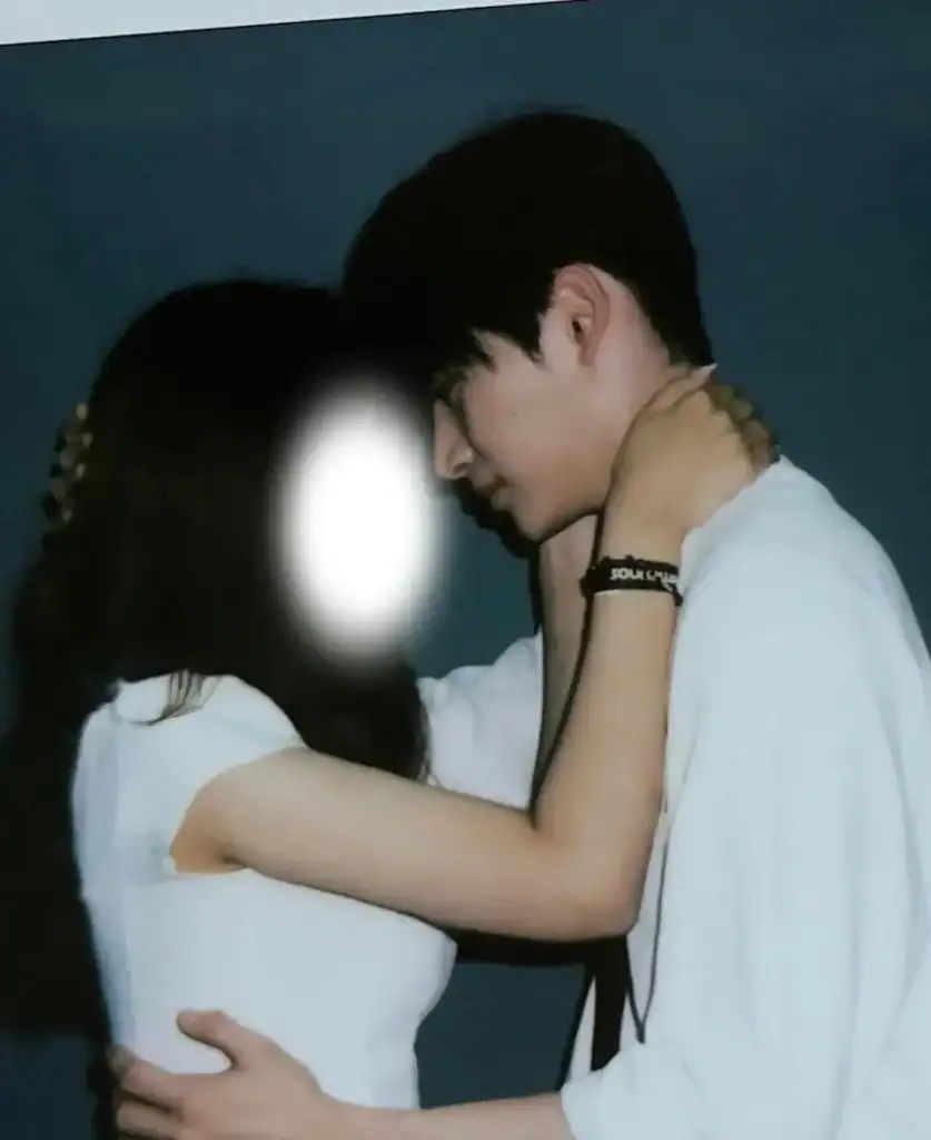 CRAVITY-ийн Jungmo фэнтэй тэвэрсэн Polaroid зургаас болж шүүмжлэлд өртөв 4 CRAVITY-ийн Jungmo фэнтэй тэвэрсэн Polaroid зургаас болж шүүмжлэлд өртөв