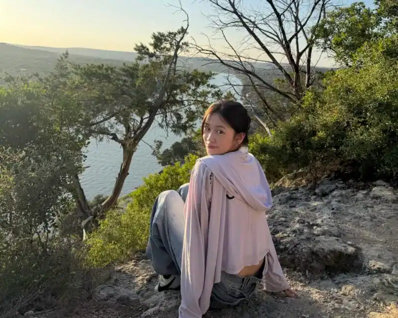 IVE-ийн Ahn Yujin АНУ-д “tourist mode”-д шилжиж, аварга пиццатай зургаараа шуугиулав 4 IVE-ийн Ahn Yujin АНУ-д “tourist mode”-д шилжиж, аварга пиццатай зургаараа шуугиулав