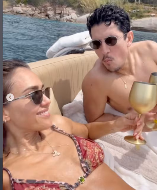Jessica Alba 11 насаар дүү Danny Ramirez-тай Italy-д романтик амралтаа өнгөрүүлжээ 3 Jessica Alba 11 насаар дүү Danny Ramirez-тай Italy-д романтик амралтаа өнгөрүүлжээ