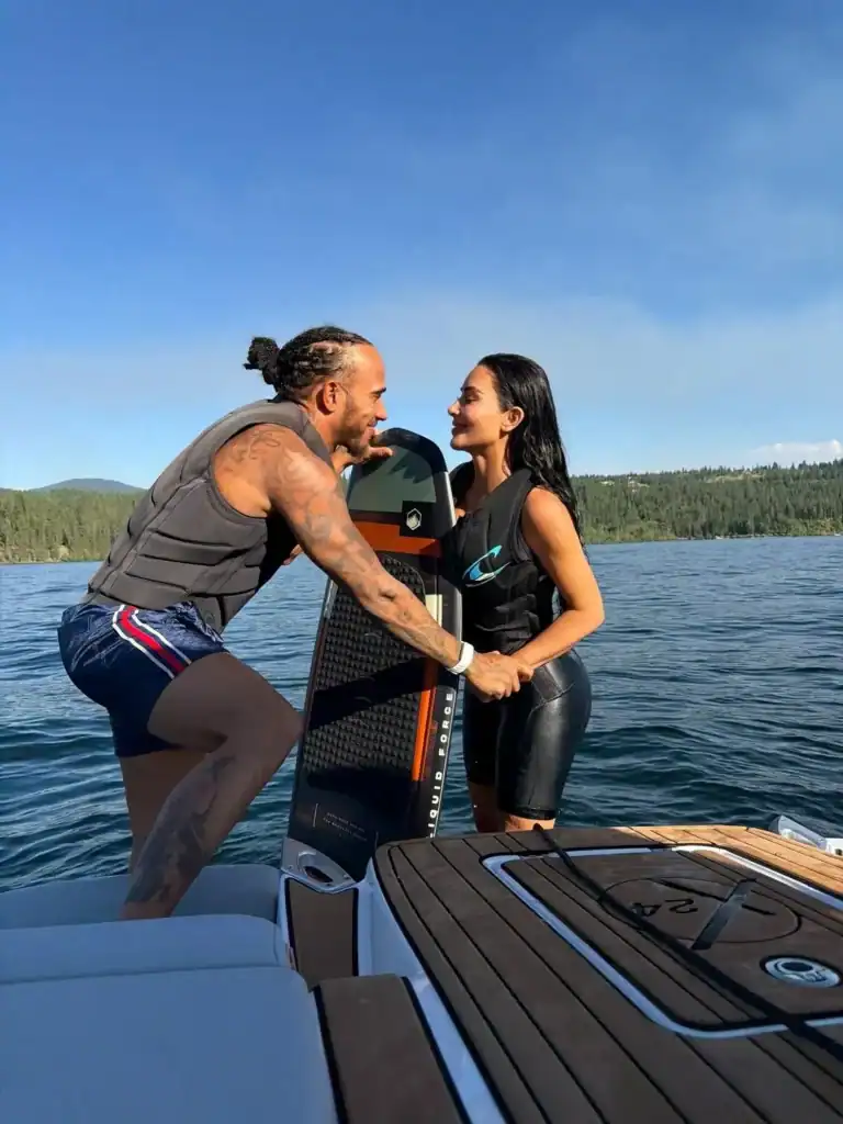 Kim Kardashian, Lewis Hamilton нарын амралтын шинэ зургууд шуугиан тарив 2 Kim Kardashian, Lewis Hamilton нарын амралтын шинэ зургууд шуугиан тарив