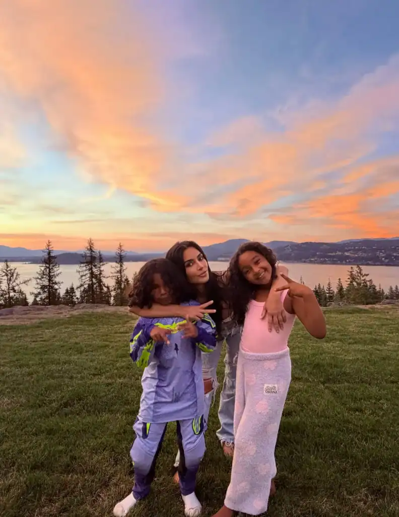 Kim Kardashian Lewis Hamilton-той нуурын эрэгт амарчээ: хүүхдүүд нь ч хамт байв 3 Kim Kardashian Lewis Hamilton-той нуурын эрэгт амарчээ: хүүхдүүд нь ч хамт байв