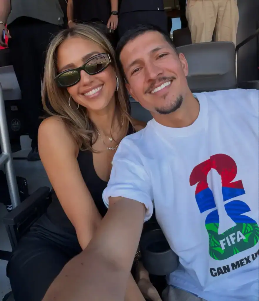 Jessica Alba 33 настай найз залуутайгаа ДАШТ-2026-ийн финал үзэж, зургаа дэлгэлээ 2 Jessica Alba 33 настай найз залуутайгаа ДАШТ-2026-ийн финал үзэж, зургаа дэлгэлээ