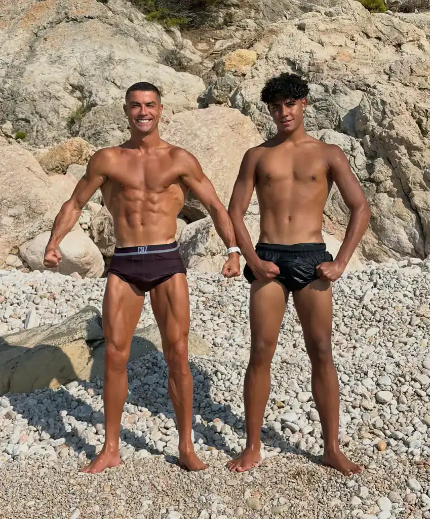 Cristiano Ronaldo өсөж том болсон хүүгийнхээ зургийг нийтэлж, фэнүүдийг гайхшруулав 2 Cristiano Ronaldo өсөж том болсон хүүгийнхээ зургийг нийтэлж, фэнүүдийг гайхшруулав