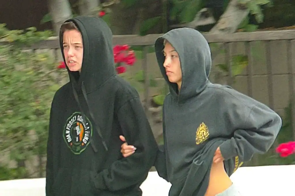 Shiloh Jolie Los Angeles-д найзтайгаа харагдав: Pitt овгоос татгалзсан охин дахин анхааралд орлоо 2 Shiloh Jolie Los Angeles-д найзтайгаа харагдав: Pitt овгоос татгалзсан охин дахин анхааралд орлоо