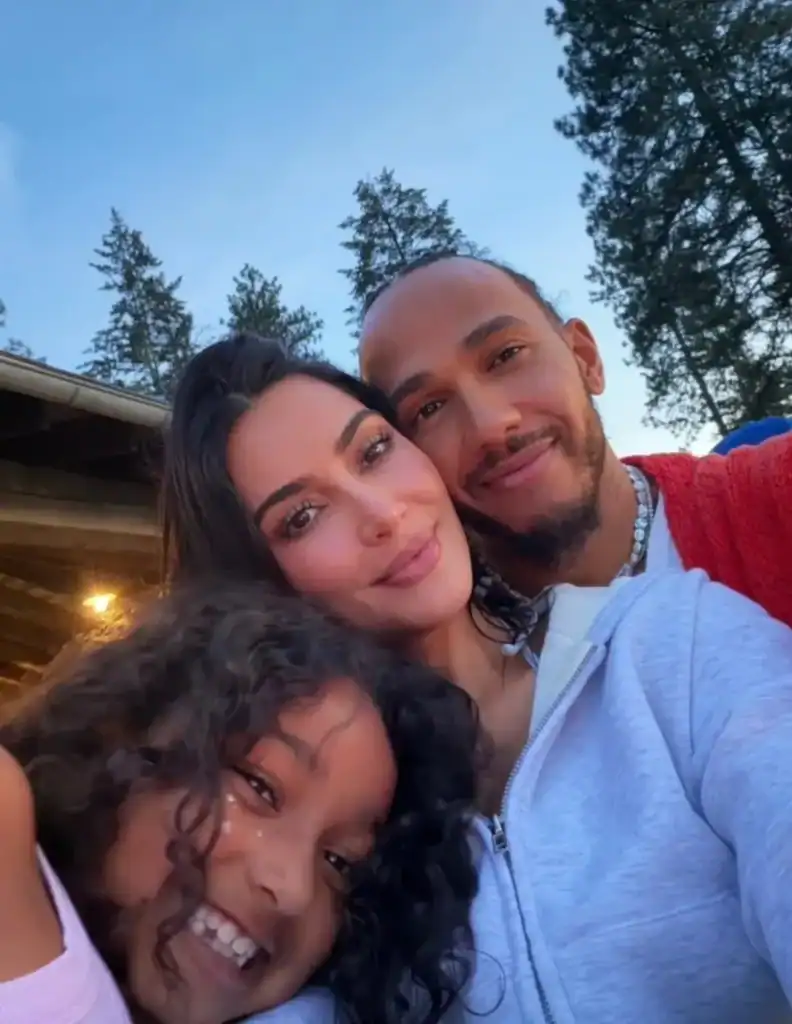 Kim Kardashian Lewis Hamilton-той нуурын эрэгт амарчээ: хүүхдүүд нь ч хамт байв 9 Kim Kardashian Lewis Hamilton-той нуурын эрэгт амарчээ: хүүхдүүд нь ч хамт байв