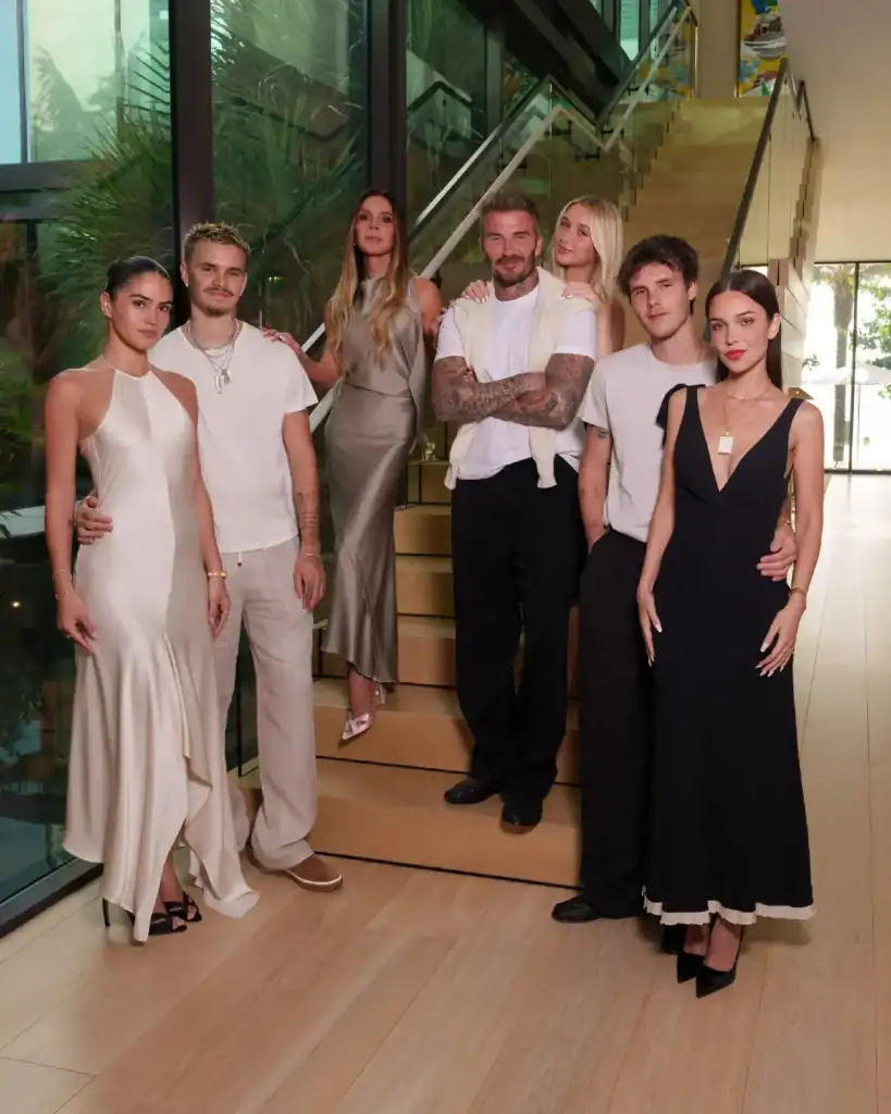 Beckham-ийн гэр бүл Miami-д олны өмнө гарлаа: Victoria шинэ дэлгүүрээ нээв 2 Beckham-ийн гэр бүл Miami-д олны өмнө гарлаа: Victoria шинэ дэлгүүрээ нээв