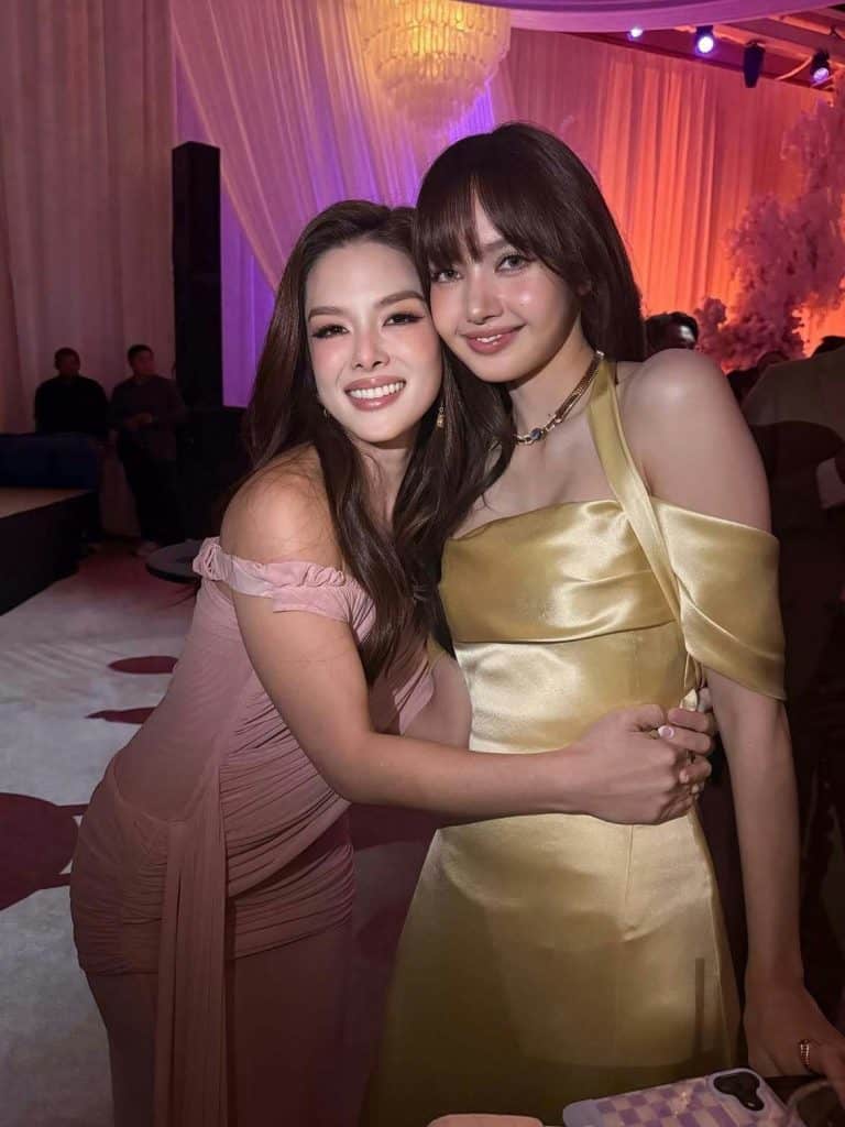 BLACKPINK-ийн Lisa Тайландын оддын хуримд ирж, бүх анхаарлыг булаав 4 BLACKPINK-ийн Lisa Тайландын оддын хуримд ирж, бүх анхаарлыг булаав
