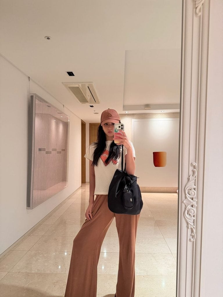 BLACKPINK-ийн Jisoo-ийн энгийн селфи тансаг урлагийн цуглуулгаар шуугиан тарив 2 BLACKPINK-ийн Jisoo-ийн энгийн селфи тансаг урлагийн цуглуулгаар шуугиан тарив