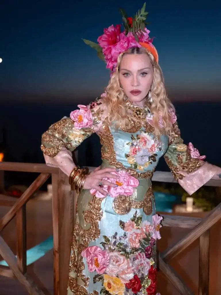 Madonna 68 насны төрсөн өдрөө Greece-д хүүхдүүд болон 30 настай сүйт залуутайгаа тэмдэглэлээ 2 Madonna 68 насны төрсөн өдрөө Greece-д хүүхдүүд болон 30 настай сүйт залуутайгаа тэмдэглэлээ