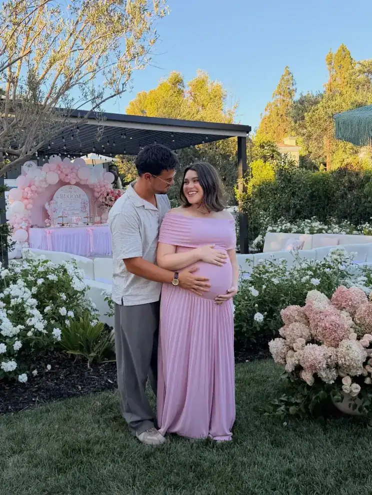 “Twilight”-ийн од Taylor Lautner эхнэртэйгээ ирээдүйн хүүхдээ угтсан баяр хийжээ 2 “Twilight”-ийн од Taylor Lautner эхнэртэйгээ ирээдүйн хүүхдээ угтсан баяр хийжээ