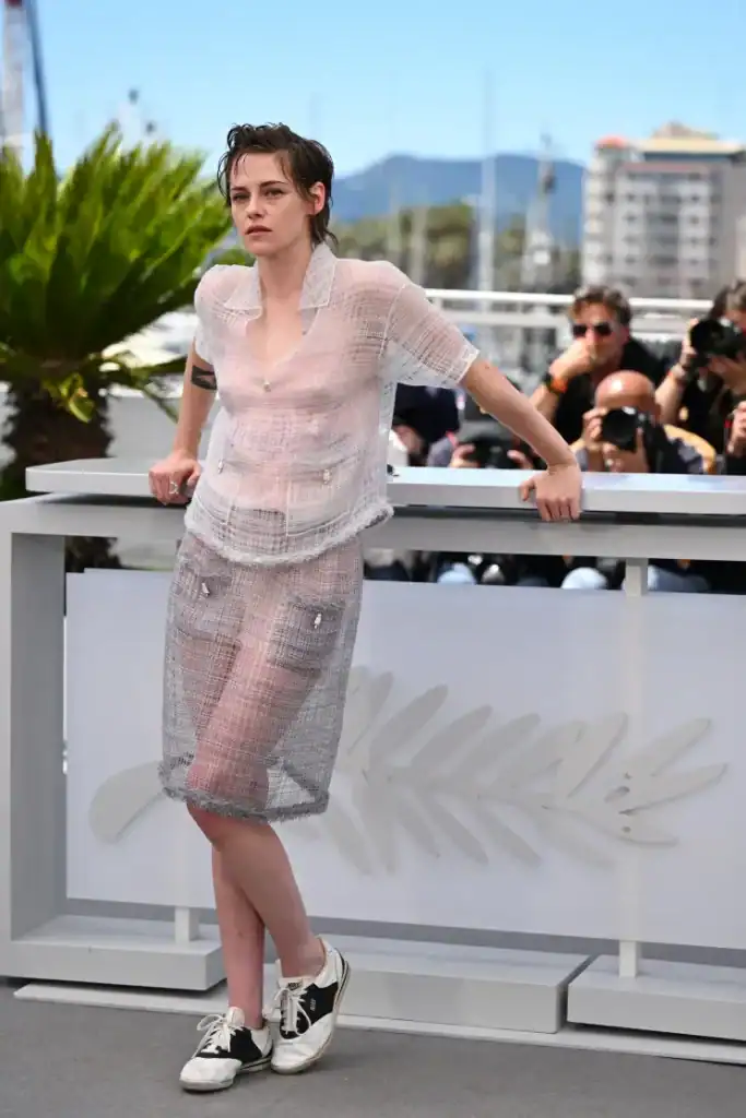 Kristen Stewart-ийн огцом өөрчлөлт дахин шуугиан тарив: “Twilight”-ын одны шинэ төрхийг сүлжээнд хэлэлцэж байна 2 Kristen Stewart-ийн огцом өөрчлөлт дахин шуугиан тарив: “Twilight”-ын одны шинэ төрхийг сүлжээнд хэлэлцэж байна