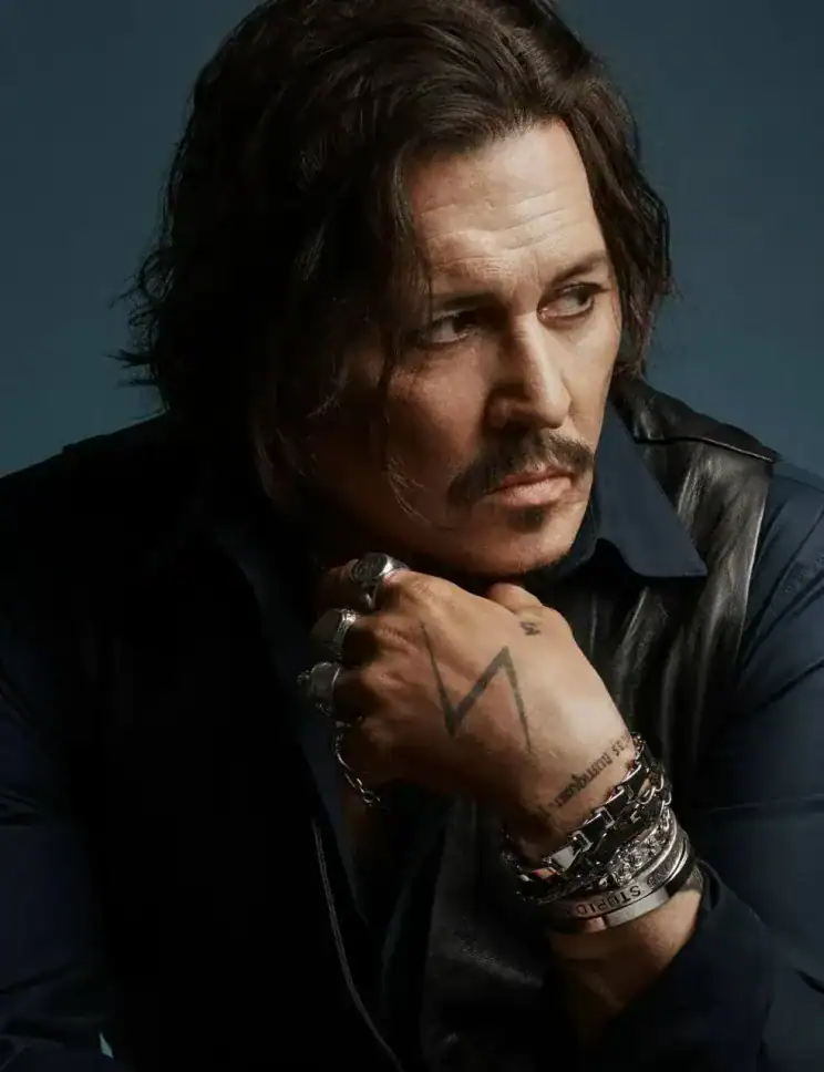 Johnny Depp Dior-ын шинэ сурталчилгаанд тоглож, Холливуд дахь “эргэн ирэлтээ” дахин санууллаа 2 Johnny Depp Dior-ын шинэ сурталчилгаанд тоглож, Холливуд дахь “эргэн ирэлтээ” дахин санууллаа