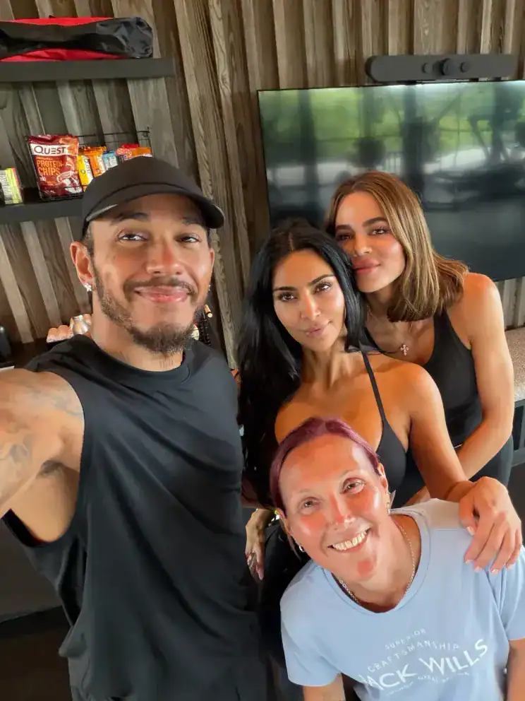 Kim Kardashian Lewis Hamilton болон хүүхдүүдтэйгээ амарч буй зургаа нийтэллээ 8 Kim Kardashian Lewis Hamilton болон хүүхдүүдтэйгээ амарч буй зургаа нийтэллээ