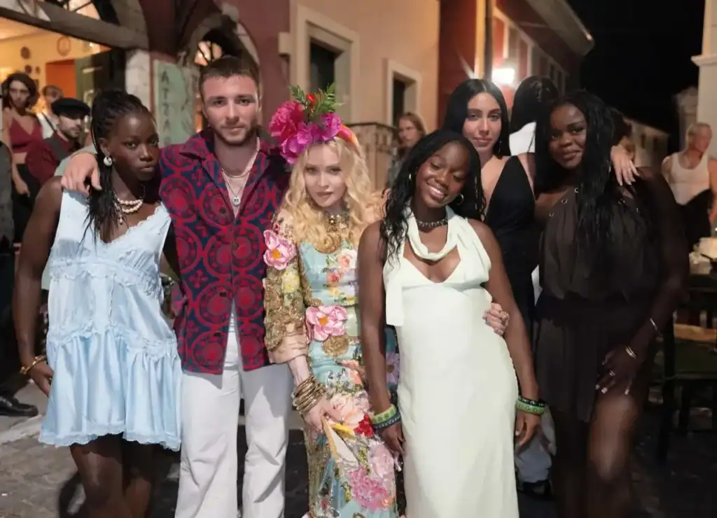 Madonna 68 насны төрсөн өдрөө Greece-д хүүхдүүд болон 30 настай сүйт залуутайгаа тэмдэглэлээ 3 Madonna 68 насны төрсөн өдрөө Greece-д хүүхдүүд болон 30 настай сүйт залуутайгаа тэмдэглэлээ