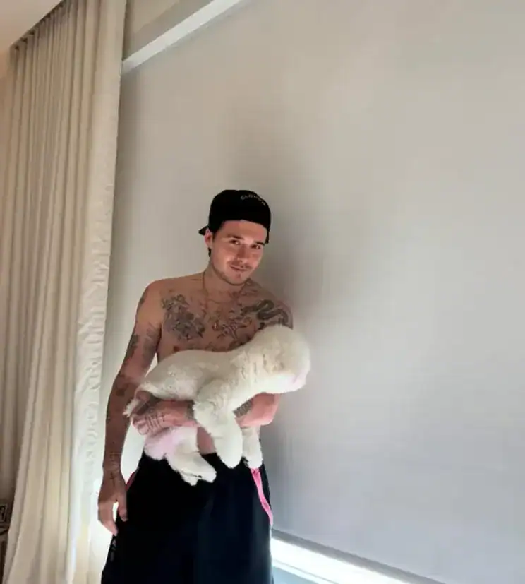 Brooklyn Beckham ээждээ зориулсан шивээсээ өөрчилжээ 3 Brooklyn Beckham ээждээ зориулсан шивээсээ өөрчилжээ