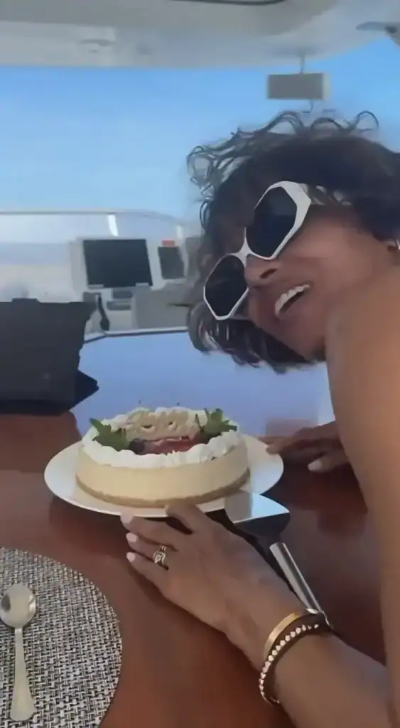 Halle Berry-д сүйт залуу нь 60 насны төрсөн өдрөөр нь романтик гэнэтийн бэлэг барьжээ 6 Halle Berry-д сүйт залуу нь 60 насны төрсөн өдрөөр нь романтик гэнэтийн бэлэг барьжээ