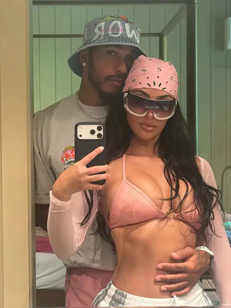 Kim Kardashian Lewis Hamilton болон хүүхдүүдтэйгээ амарч буй зургаа нийтэллээ 2 Kim Kardashian Lewis Hamilton болон хүүхдүүдтэйгээ амарч буй зургаа нийтэллээ