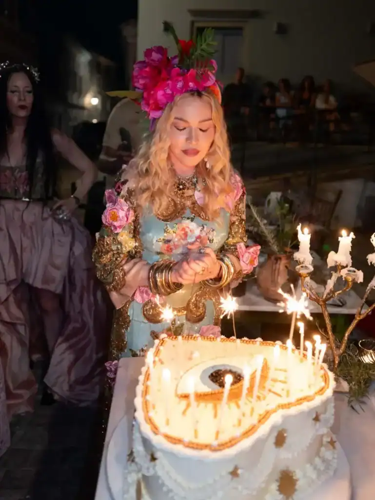 Madonna 68 насны төрсөн өдрөө Greece-д хүүхдүүд болон 30 настай сүйт залуутайгаа тэмдэглэлээ 6 Madonna 68 насны төрсөн өдрөө Greece-д хүүхдүүд болон 30 настай сүйт залуутайгаа тэмдэглэлээ