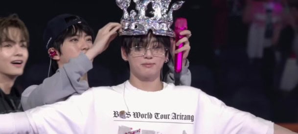 Jungkook төрсөн өдрөөрөө фенүүдийн сэтгэлийг хөдөлгөлөө: Тэргэнцэртэй охинд титэм, цамцаа бэлэглэв 2 Jungkook төрсөн өдрөөрөө фенүүдийн сэтгэлийг хөдөлгөлөө: Тэргэнцэртэй охинд титэм, цамцаа бэлэглэв