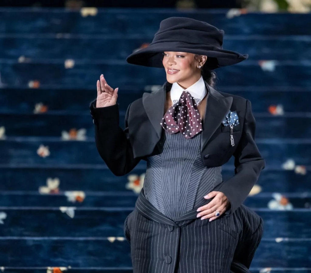 Met Gala 2025 дээр Рианна гурав дахь удаагаа жирэмсэн гэдгээ батлав