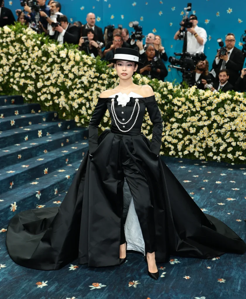 Met Gala 2025: Хар дерийн хэв маягийг илэрхийлсэн хамгийн шилдэг төрхүүд 146 Met Gala 2025: Хар дерийн хэв маягийг илэрхийлсэн хамгийн шилдэг төрхүүд