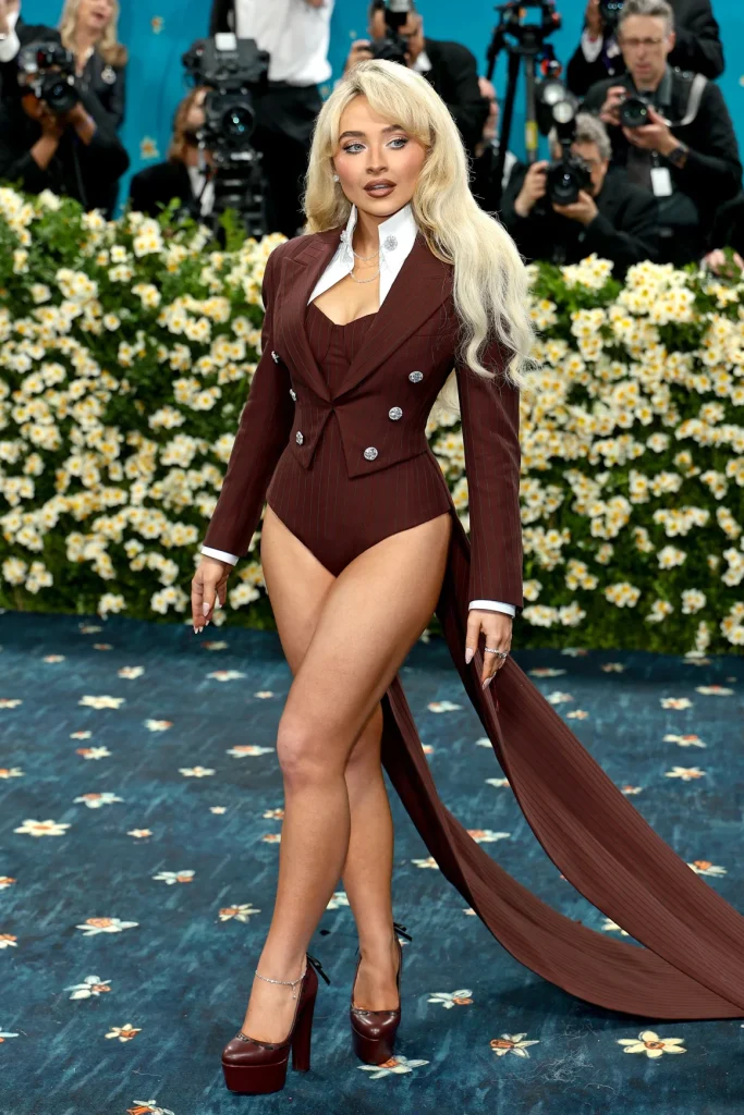 Met Gala 2025: Хар дерийн хэв маягийг илэрхийлсэн хамгийн шилдэг төрхүүд 148 Met Gala 2025: Хар дерийн хэв маягийг илэрхийлсэн хамгийн шилдэг төрхүүд