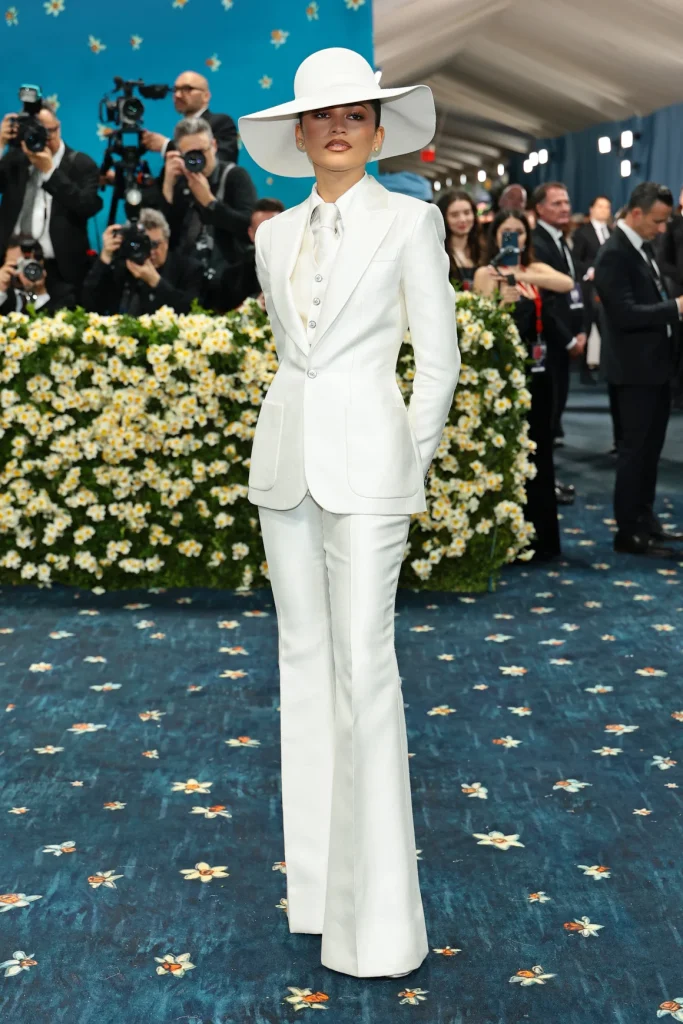 Met Gala 2025: Хар дерийн хэв маягийг илэрхийлсэн хамгийн шилдэг төрхүүд 145 Met Gala 2025: Хар дерийн хэв маягийг илэрхийлсэн хамгийн шилдэг төрхүүд