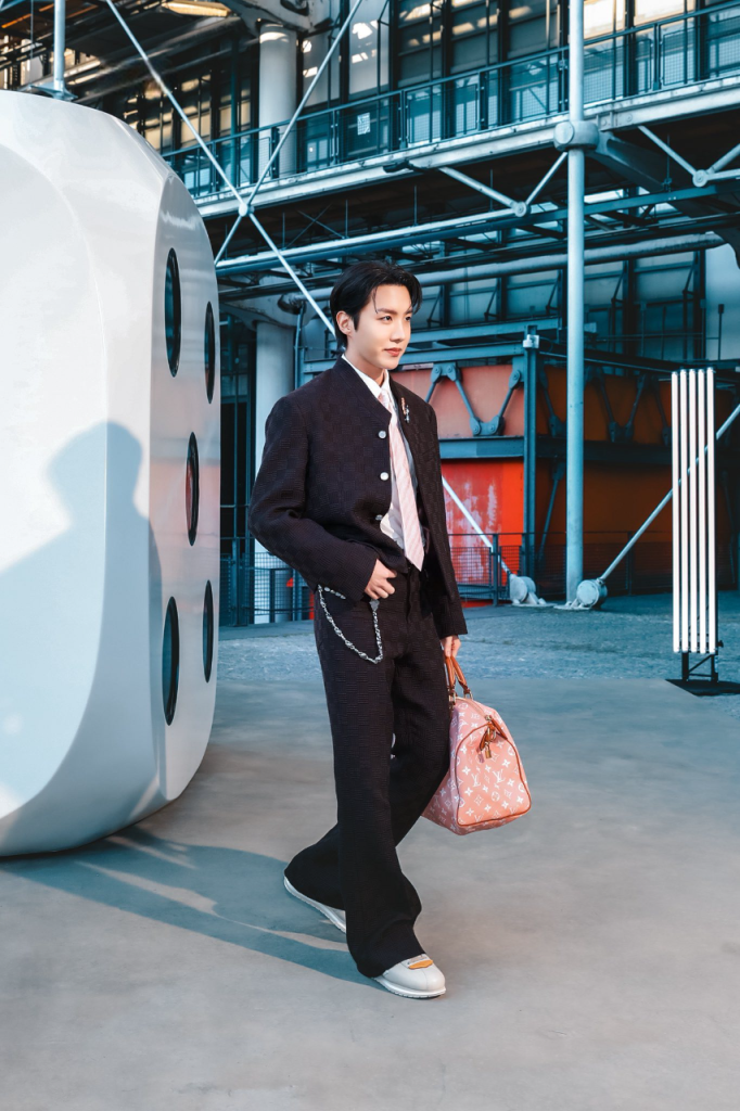 BTS хамтлагийн JHOPE “Louis Vuitton” брэндийн шоунд оролцлоо