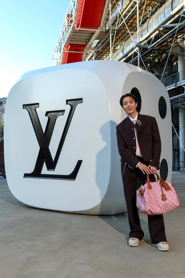 BTS хамтлагийн JHOPE “Louis Vuitton” брэндийн шоунд оролцлоо