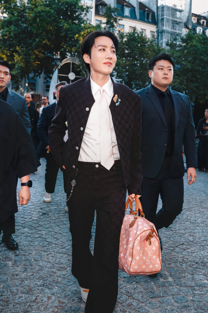 BTS хамтлагийн JHOPE “Louis Vuitton” брэндийн шоунд оролцлоо
