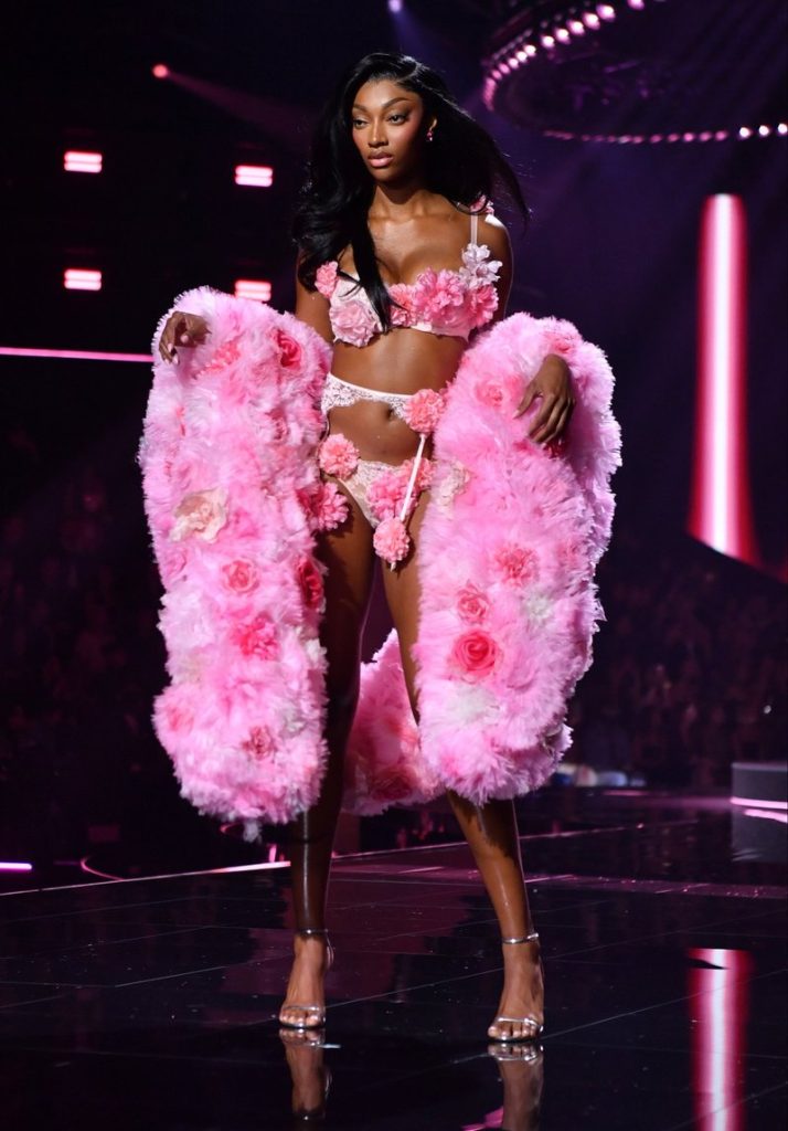 "Victoria’s Secret" шоуны тайзнаа анх удаа мэргэжлийн тамирчид алхлаа 2 "Victoria’s Secret" шоуны тайзнаа анх удаа мэргэжлийн тамирчид алхлаа