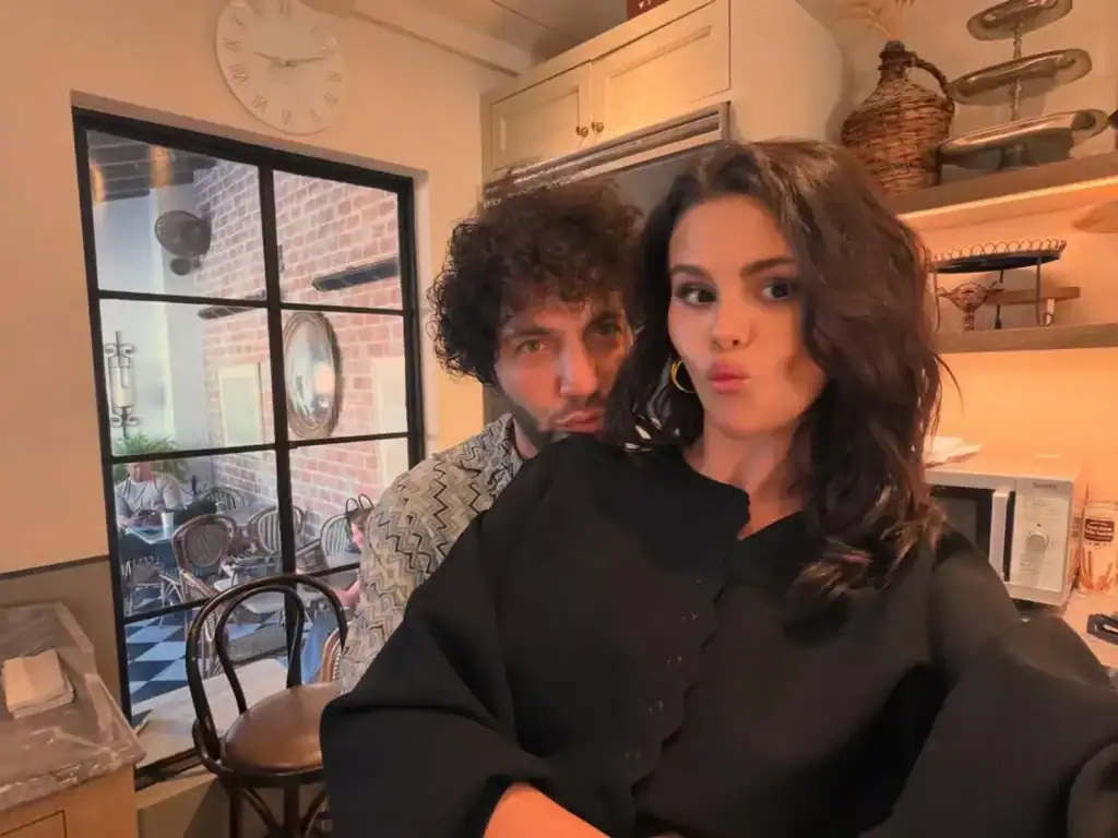 Selena Gomez нөхрөөсөө хол байгаа ч хайраа илчилж, шинэ зургууд нийтэллээ 4 Selena Gomez нөхрөөсөө хол байгаа ч хайраа илчилж, шинэ зургууд нийтэллээ