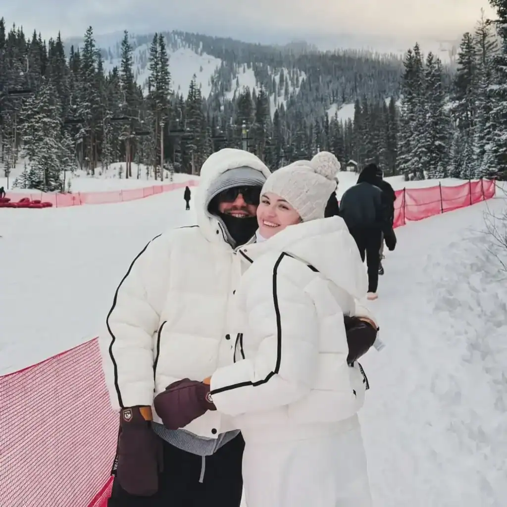 Selena Gomez нөхрөөсөө хол байгаа ч хайраа илчилж, шинэ зургууд нийтэллээ 5 Selena Gomez нөхрөөсөө хол байгаа ч хайраа илчилж, шинэ зургууд нийтэллээ