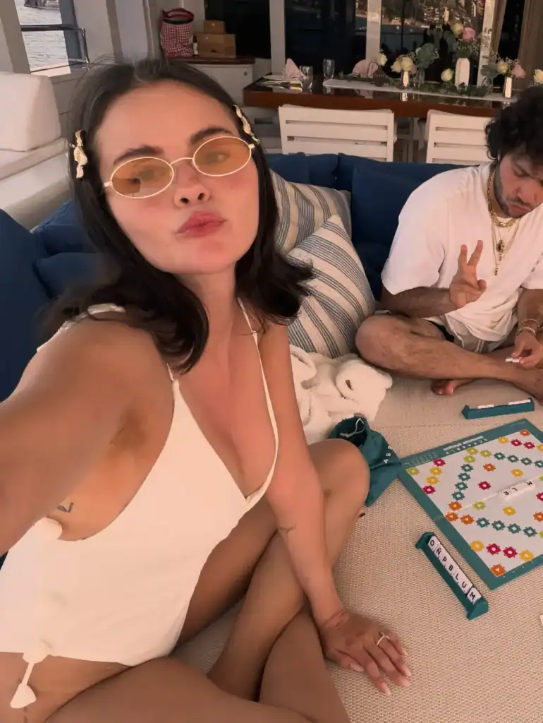 Selena Gomez нөхөр Benny Blanco-тойгоо Italy-д амарч буй зургаа дэлгэж, фэнүүдийг шуугиулав 2 Selena Gomez нөхөр Benny Blanco-тойгоо Italy-д амарч буй зургаа дэлгэж, фэнүүдийг шуугиулав