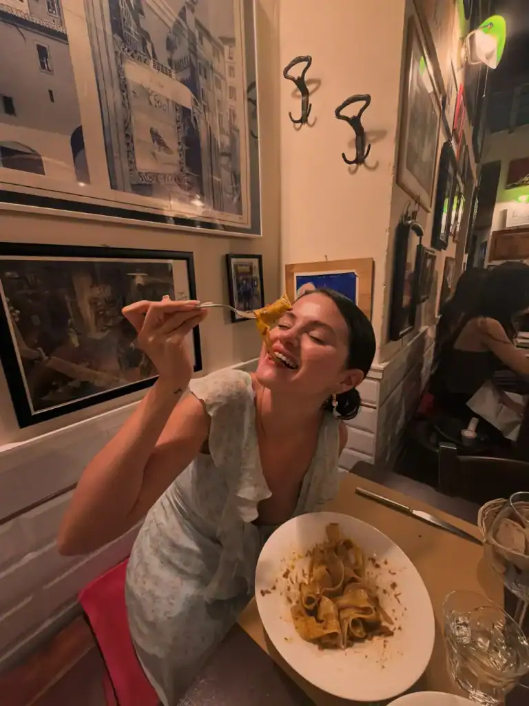 Selena Gomez нөхөр Benny Blanco-тойгоо Italy-д амарч буй зургаа дэлгэж, фэнүүдийг шуугиулав 3 Selena Gomez нөхөр Benny Blanco-тойгоо Italy-д амарч буй зургаа дэлгэж, фэнүүдийг шуугиулав