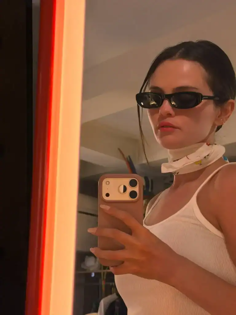 Selena Gomez нөхөр Benny Blanco-тойгоо Italy-д амарч буй зургаа дэлгэж, фэнүүдийг шуугиулав 5 Selena Gomez нөхөр Benny Blanco-тойгоо Italy-д амарч буй зургаа дэлгэж, фэнүүдийг шуугиулав