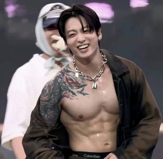 Jungkook-ийн тайзан дээрх гэнэтийн мөч дэлхий даяар тархав: Justin Bieber хүртэл бичлэгийг нь хуваалцжээ
