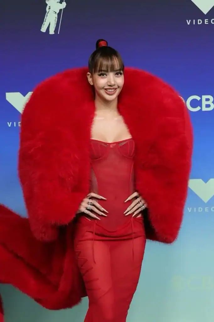 LISA MTV VMA 2026-д түүх бүтээж, шилдэг поп уран бүтээлчийн шагнал хүртлээ