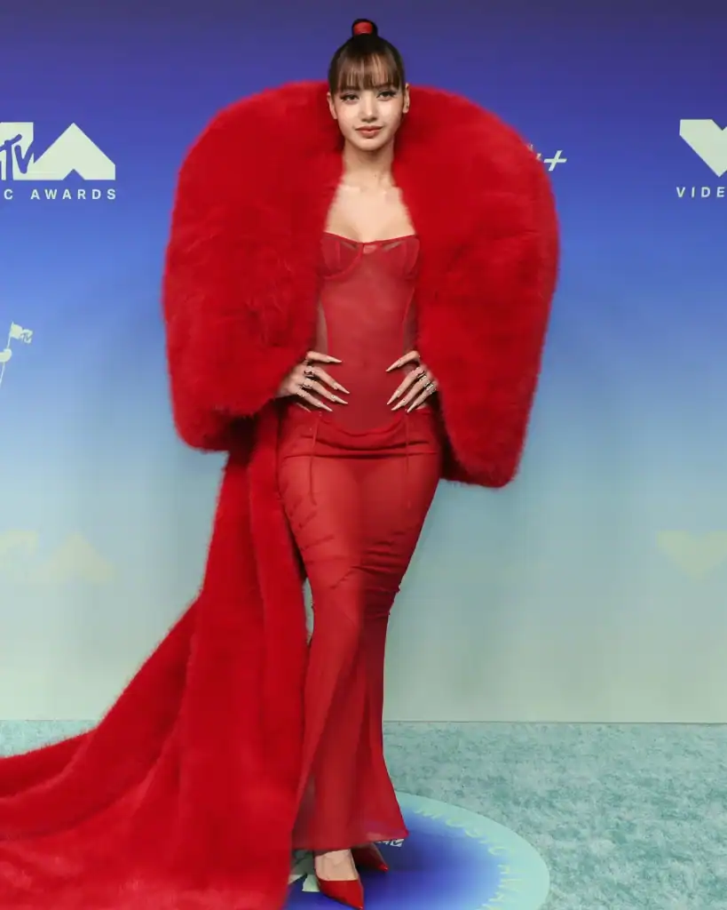 LISA MTV VMA 2026-д түүх бүтээж, шилдэг поп уран бүтээлчийн шагнал хүртлээ