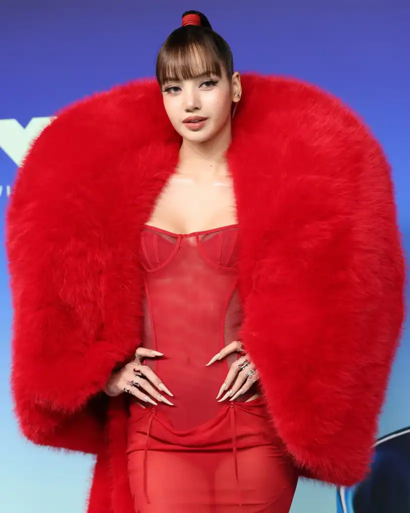LISA MTV VMA 2026-д түүх бүтээж, шилдэг поп уран бүтээлчийн шагнал хүртлээ