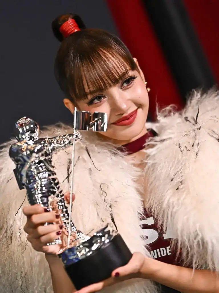 LISA MTV VMA 2026-д түүх бүтээж, шилдэг поп уран бүтээлчийн шагнал хүртлээ