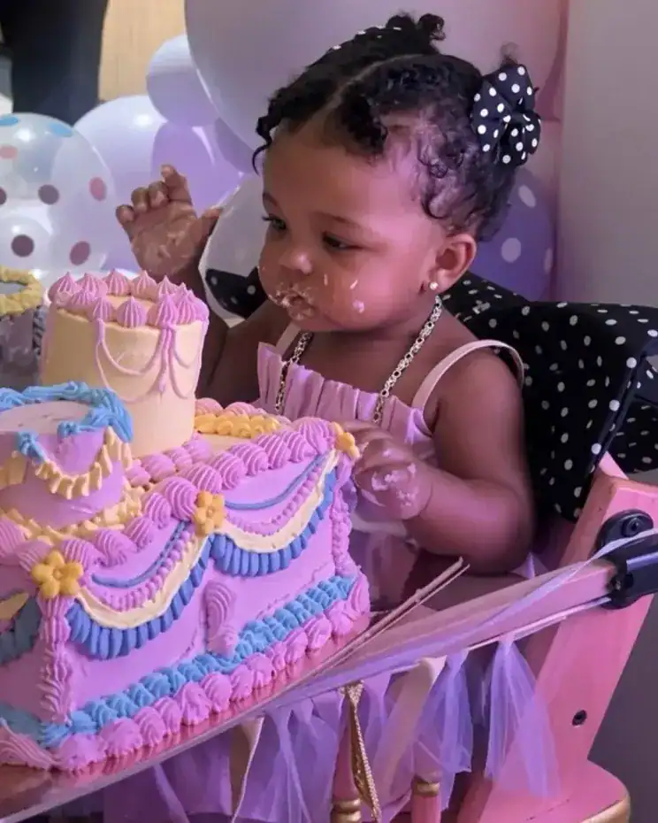 Rihanna охиныхоо 1 насны төрсөн өдөрт ижилхэн хувцас өмсөн олны анхаарлыг татжээ